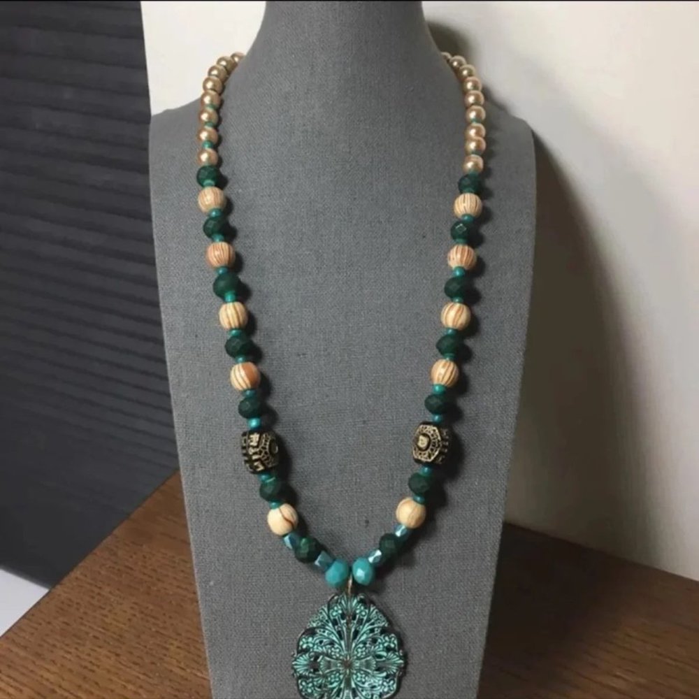 Green beads necklace with pendant NWOT